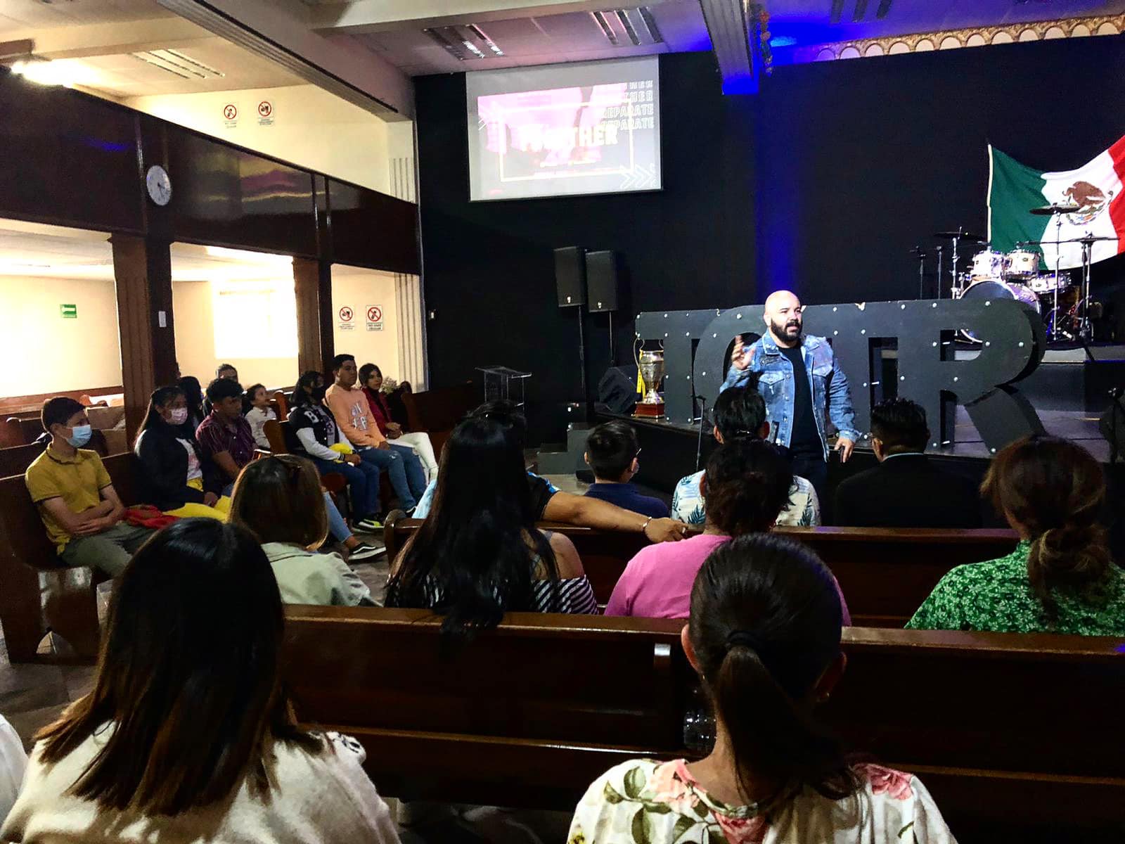 Jóvenes uniendo fuerzas en oración